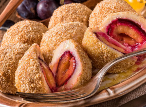 ORIGINALNI RECEPT ZA KNEDLE SA ŠLJIVAMA: Ovako su ih pravile naše bake, uspevaju i početnicima!