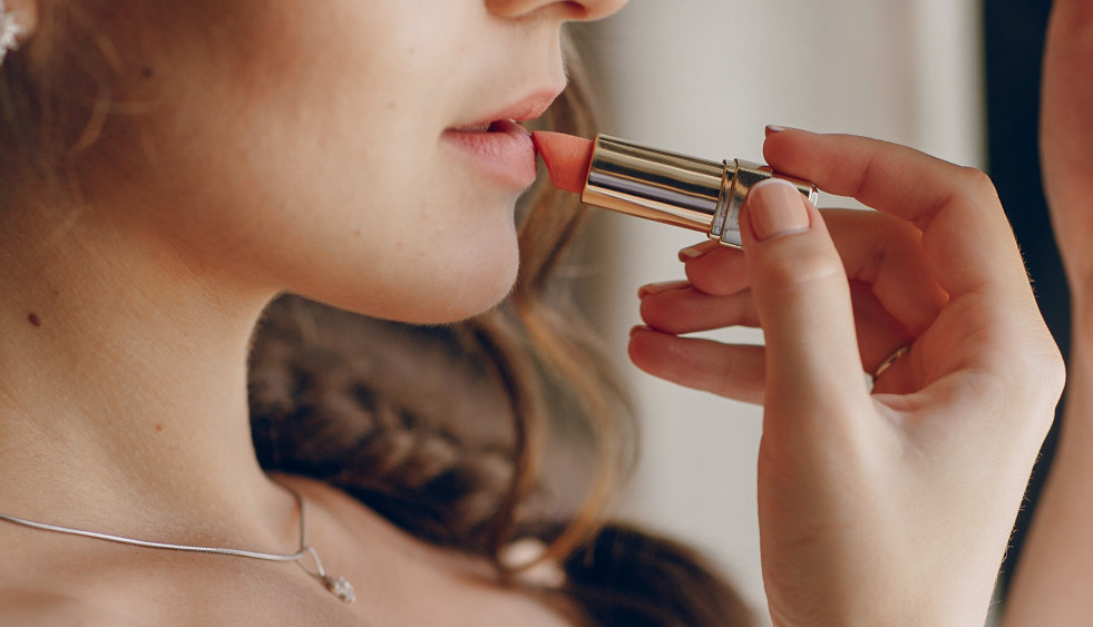 L’OREAL ŠOKIRAO IZBOROM: Zvezda platforme za odrasle postala novo lice kampanje - pogledajte spot koji je izazvao buru (VIDEO)