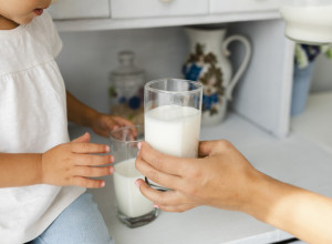 DR VOJA PERIŠIĆ UPOZORAVA - ovo mleko šteti srcu i jetri, a ima ga svuda: Ne kupujte ga!