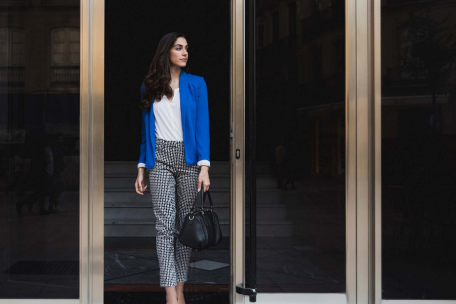 KAD PROĐE ULICOM, SVI GLEDAJU U NJU: Visoka je 193 cm, privlače je ovakvi muškarci - evo šta se dešava kad je vide s mužem! (FOTO)