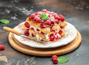 NAJLEPŠA TORTA OD PIŠKOTA I MALINA: Kremasti fil daje čaroban ukus, jedina koja osvežava tokom toplih dana