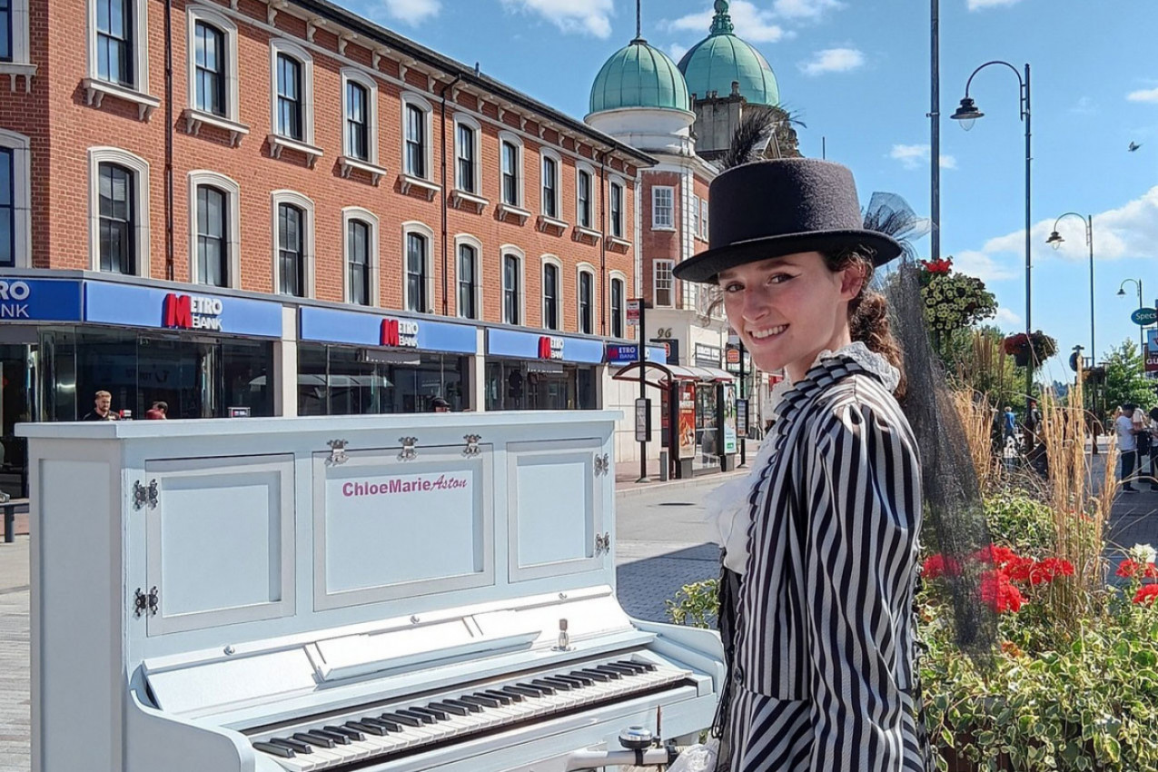 VELIKA BRITANIJA BRUJI O OVOJ DEVOJCI: Ljudi u neverici kad je vide, a onda zasvira i nastaje magija! (VIDEO, FOTO)