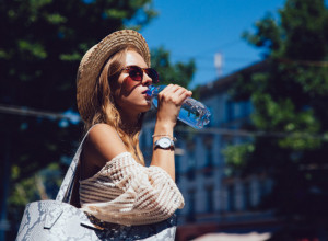 Da li je bezbedno piti VODU koja više dana stoji u PLASTIČNOJ flaši? Lekari objašnjavaju kad voda postaje KONTAMINIRANA!