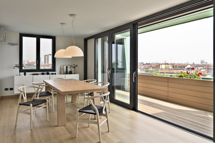 KUPIO JE MANJI STAN NA POSLEDNJEM SPRATU ZGRADE: Kada je video šta se krije na krovu, ostao je bez daha! (VIDEO)