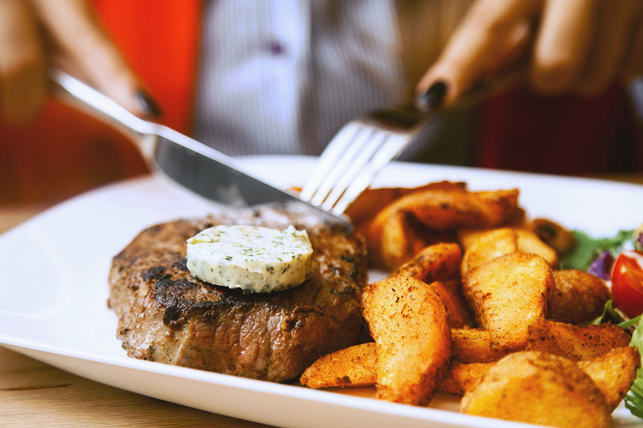 OVIH 6 ZNAKOVA UKAZUJU DA JEDETE PREVIŠE MESA: Mnogi osećaju tegobe, ali ih zanemaruju!