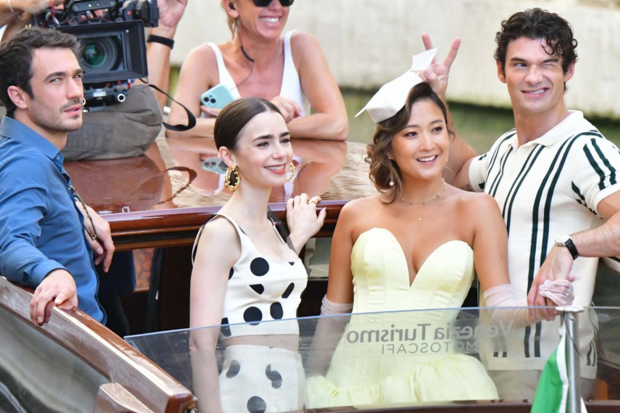 Lili Kolins nastavila je snimanje popularne serije "Emili u Parizu“, a deo kadrova je sniman u Veneciji, tačnije na brodu koji je krstario kanalima ovog grada u Italiji