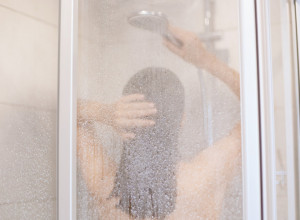 ŠTA SE DEŠAVA SA TELOM AKO SE NE TUŠIRATE SVAKI DAN: Najviše trpi koža, a ovo su neprijatne posledice!