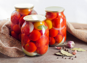 KAKO DA PARADAJZ OSTANE SVEŽ MESECIMA, KLJUČNA SU DVA KUHINJSKA SASTOJKA: Jednu stvar obavezno morate da uradite! (VIDEO)