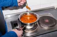 KAKO SE BEZBEDNO ČUVA I PODGREVA HRANA: Da li je bolje grejati u mikrotalasnoj ili na šporetu - ovo je odgovor stručnjaka!