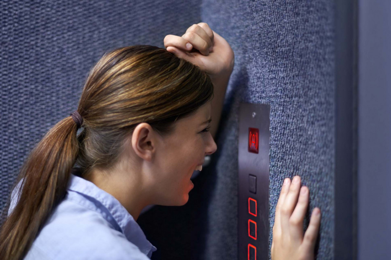 ZAGLAVILI SU SE U LIFTU I MALTENE OSTALI BEZ VAZDUHA: Ono što su uradili da prežive ostavilo je sve u neverici! (VIDEO)