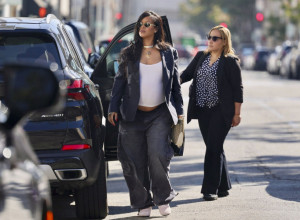 DEO ODEĆE KOJI NIKADA NE IZLAZI IZ MODE: Evo zašto je baš to najjači adut svake žene - Rijana ga ne skida! (FOTO)