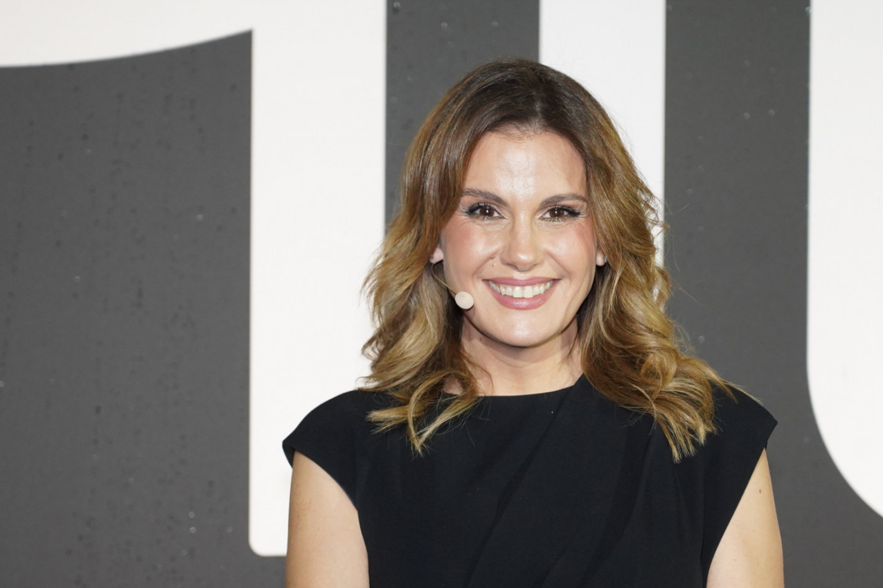 MAJA NIKOLIĆ UŽIVA NA LETOVANJU: Ne prestaje da grli supruga, a zbog njenog belog bikinija mreže gore! (FOTO, VIDEO)