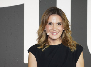 MAJA NIKOLIĆ UŽIVA NA LETOVANJU: Ne prestaje da grli supruga, a zbog njenog belog bikinija mreže gore! (FOTO, VIDEO)