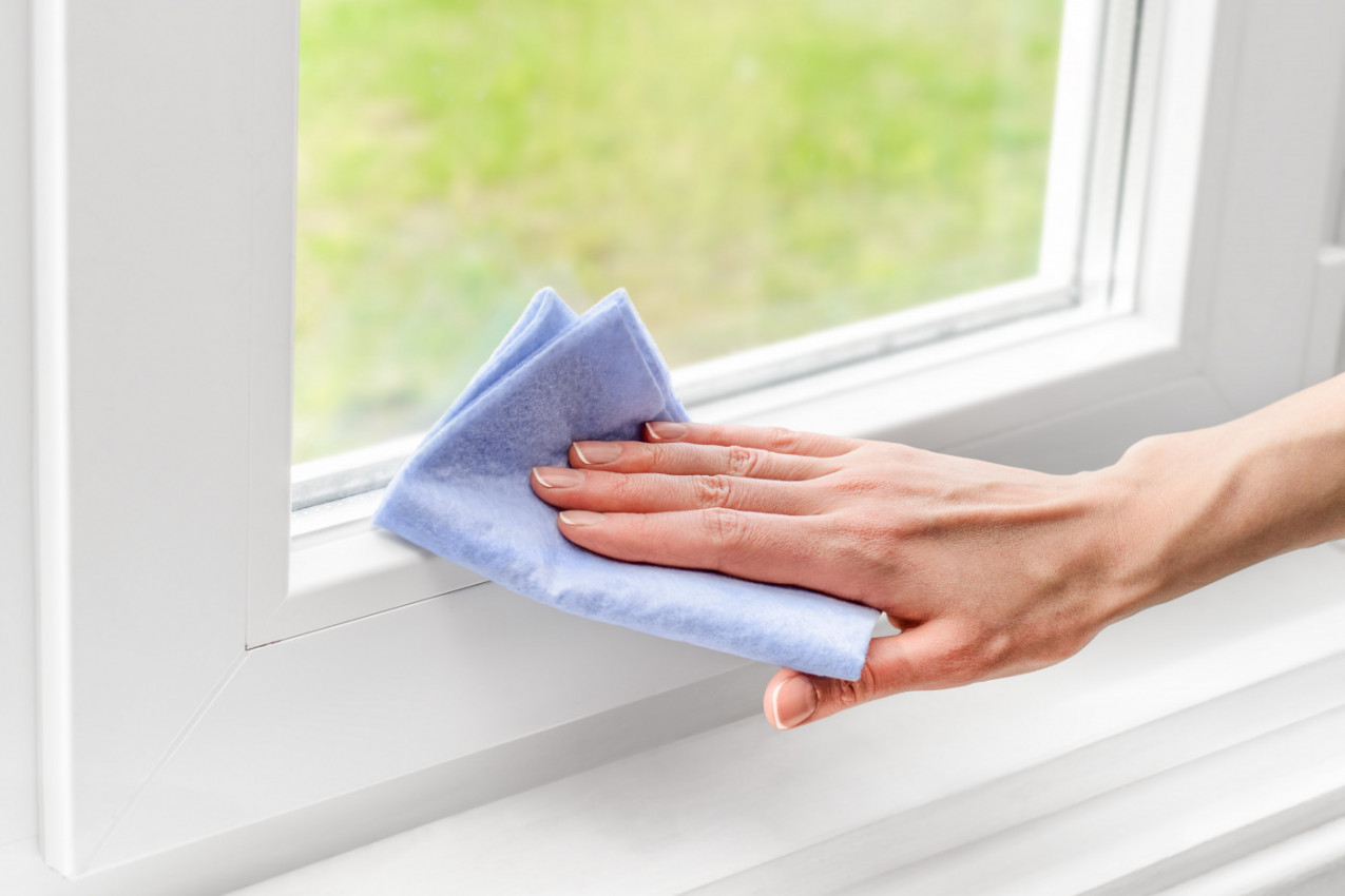 IZLUĐUJU VAS ODVRATNE ŽUTE FLEKE NA PVC STOLARIJI? Jedna voćka čisti za pet minuta, sve će blistati!