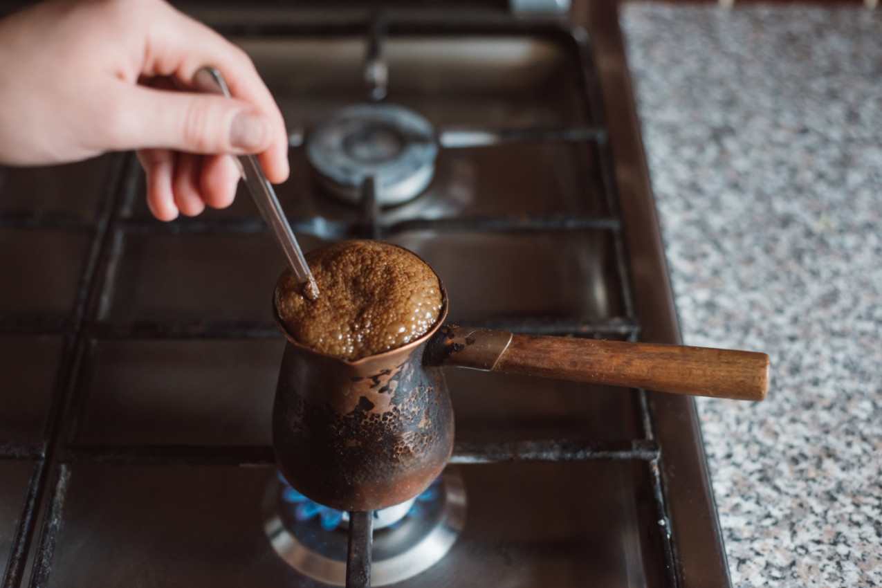 KAFU NIKADA NE SIPAJTE U VODU KOJA VRI: Tajna savršenog ukusa se time gubi, evo i zašto!