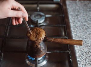KAFU NIKADA NE SIPAJTE U VODU KOJA VRI: Tajna savršenog ukusa se time gubi, evo i zašto!