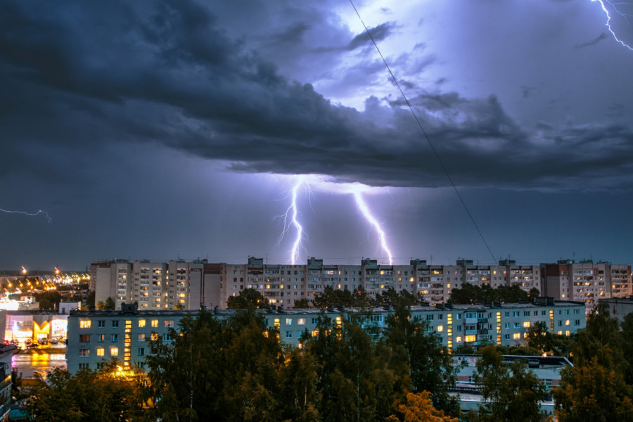 NIKAKO SE NE TUŠIRAJTE TOKOM OLUJE PRAĆENE GRMLJAVINOM: To može da bude opasno po život, kao i svaki kontakt sa vodom!