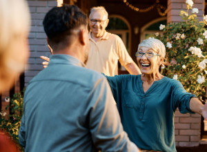 SIN JE DOŠAO U POSETU MAJCI I DONEO FLAŠU VINA: Kad je bolje pogledala etiketu, suze su joj grunule na oči! (VIDEO)