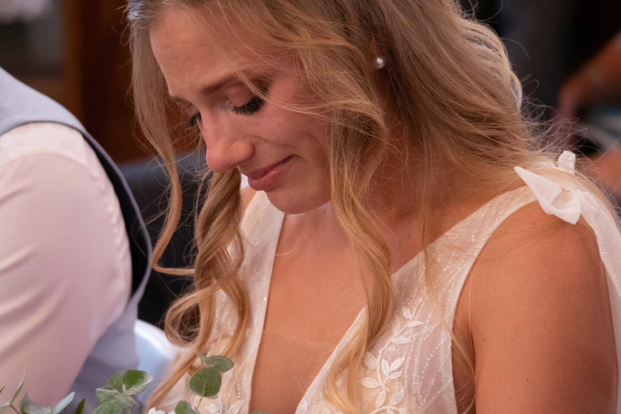 ANDREA SE RASPLAKALA NA SOPSTVENOM VENČANJU: Njen brat je uzeo mikrofon, u sali je nastao muk, a onda je uradio nešto što od njega nije očekivala! (VIDEO)