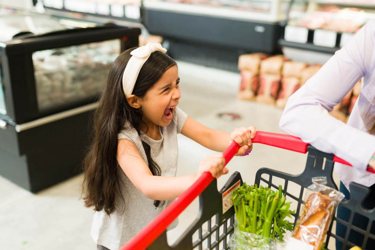 KAKO SMIRITI BESNO DETE ZA MANJE OD MINUT: Ova mama ima proveren trik i tvrdi da deluje! (VIDEO)