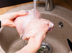 DA LI MESO TREBA DA SE PERE PRE SPREMANJA: Stručnjaci konačno dali pravi odgovor!