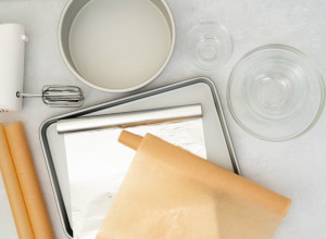 NATOPITE KUHINJSKI UBRUS, UMOTAJTE GA U ALUMINIJUMSKU FOLIJU I STAVITE U FRIŽIDER: Sledećeg jutra će nestati veliki problem, a vi dobijate najbolji letnji trik!