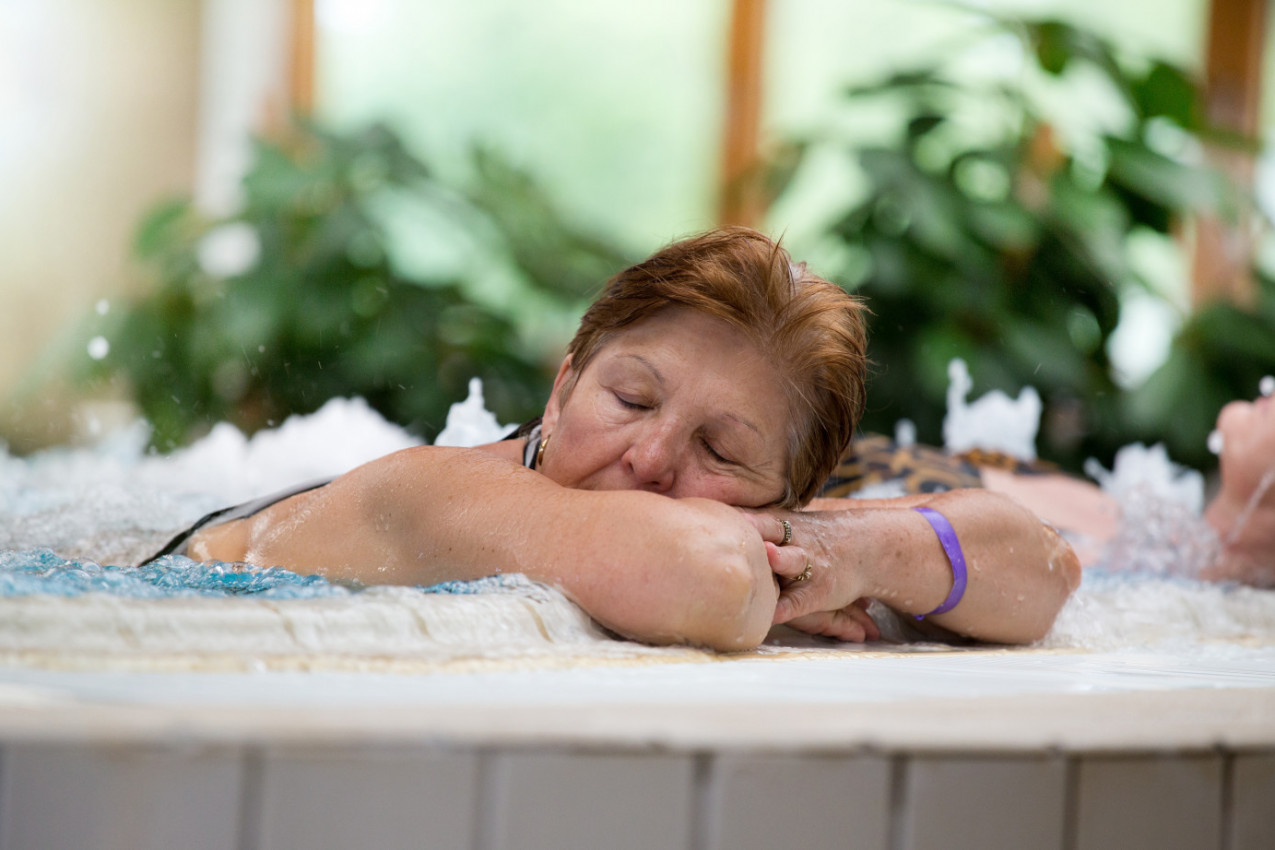 ODMOR IZ SNOVA PRETVORIO SE U NOĆNU MORU: Bakice odlučile da se opuste u đakuziju, pa preterale, odmah stigla i hitna!