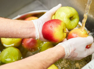 TEST POKAZUJE DA LI SU JABUKE PUNE PESTICIDA: Uradite ovo i gledajte šta će se dogoditi! (VIDEO)