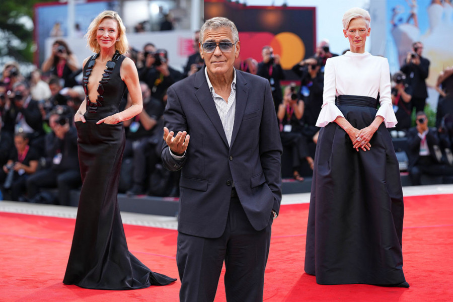 HOLIVUDSKI ZAVODNIK ZASENIO LEPOTICE NA CRVENOM TEPIHU: I bore nosi šmekerski uz besprekoran stil u Veneciji! (FOTO)