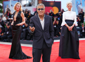HOLIVUDSKI ZAVODNIK ZASENIO LEPOTICE NA CRVENOM TEPIHU: I bore nosi šmekerski uz besprekoran stil u Veneciji! (FOTO)