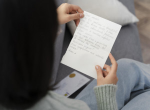 ŽENA OTVORILA POLOVNU TORBU I U NJOJ NAŠLA PISMO KOJE LEDI KRV U ŽILAMA: Ono što je pročitala nikada neće zaboraviti! (FOTO)