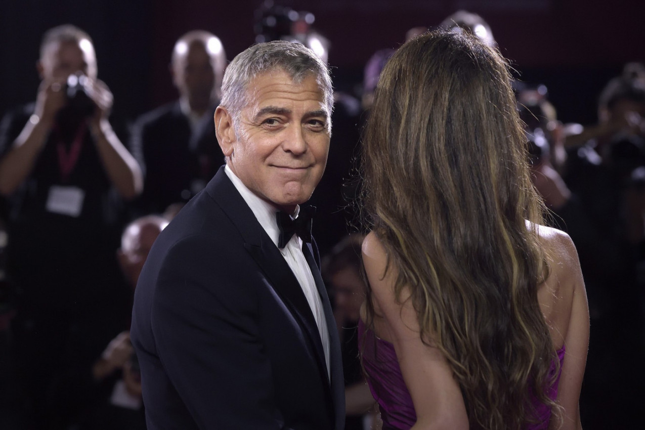 VENECIJA NA NOGAMA ZBOG AMAL KLUNI: Obukla haljinu staru 30 godina - ovaj detalj nikome nije promakao! (FOTO GALERIJA)