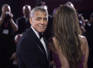 VENECIJA NA NOGAMA ZBOG AMAL KLUNI: Obukla haljinu staru 30 godina - ovaj detalj nikome nije promakao! (FOTO GALERIJA)