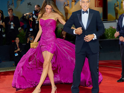 Amal Kluni u uskoj mini haljini sa predivnim šlepom