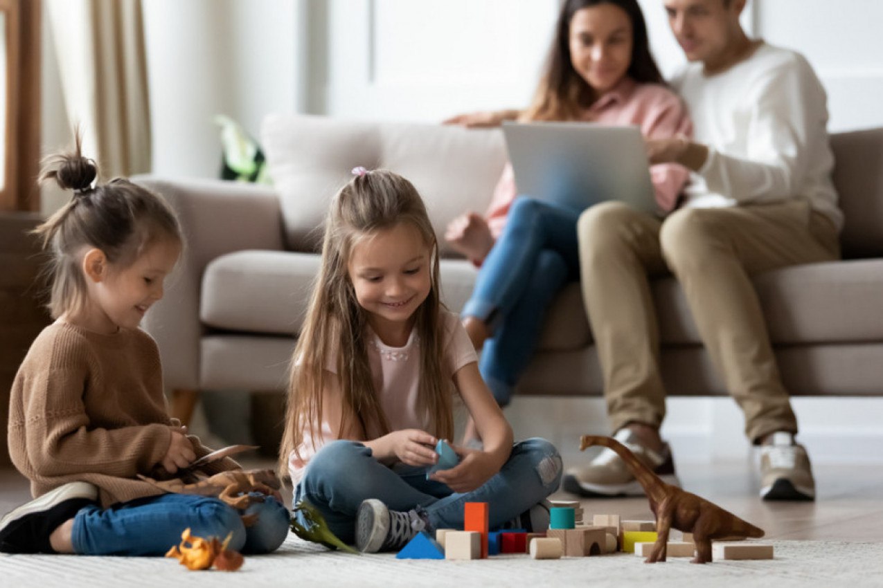 PAZITE KAKO SE PONAŠATE PRED MALOM DECOM: Evo zašto mališani imitiraju roditelje i kako to utiče na njih!