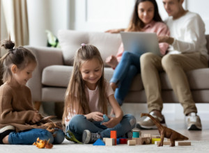 PAZITE KAKO SE PONAŠATE PRED MALOM DECOM: Evo zašto mališani imitiraju roditelje i kako to utiče na njih!