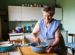 BAKE I MAME SU NAM UVEK PAKOVALE HRANU U OVO: Deluje praktično, ali nikako nije bezbedno - evo koje su posledice po zdravlje!