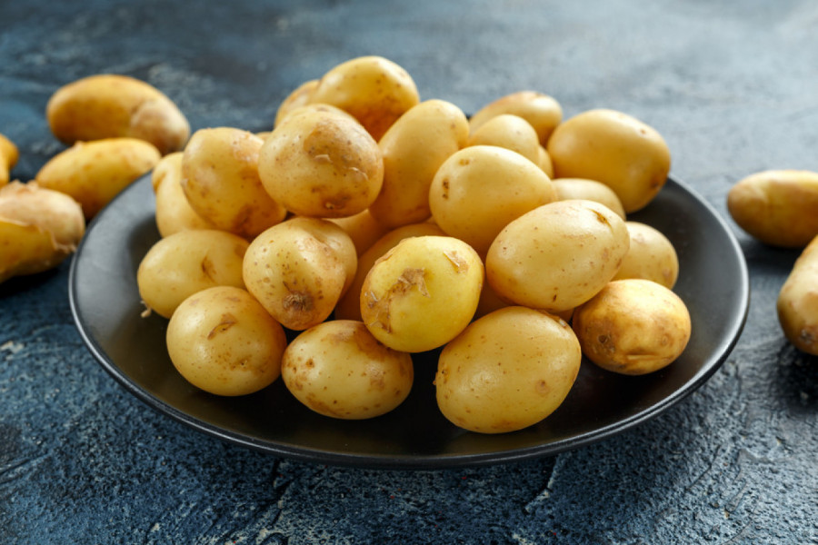 KAKO DA OČISTITE MLADI KROMPIR ZA 2 MINUTA BEZ NOŽA I FLEKA NA PRSTIMA! Jedan kuhinjski sastojak rešava ogroman problem