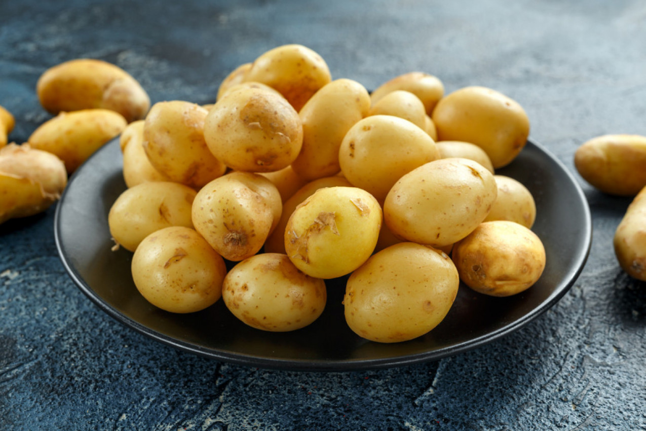 KAKO DA OČISTITE MLADI KROMPIR ZA 2 MINUTA BEZ NOŽA I FLEKA NA PRSTIMA! Jedan kuhinjski sastojak rešava ogroman problem