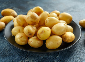 KAKO DA OČISTITE MLADI KROMPIR ZA 2 MINUTA BEZ NOŽA I FLEKA NA PRSTIMA! Jedan kuhinjski sastojak rešava ogroman problem