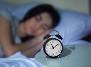 BUDITE SE NOĆU UVEK U ISTO VREME? Evo šta vam telo poručuje i zašto to nikako ne smete da ignorišete!