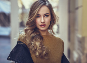 SAVRŠENE LOKNE BEZ PEGLE I FIGARA: Trikovi frizera kako da kovrdže potraju danima!