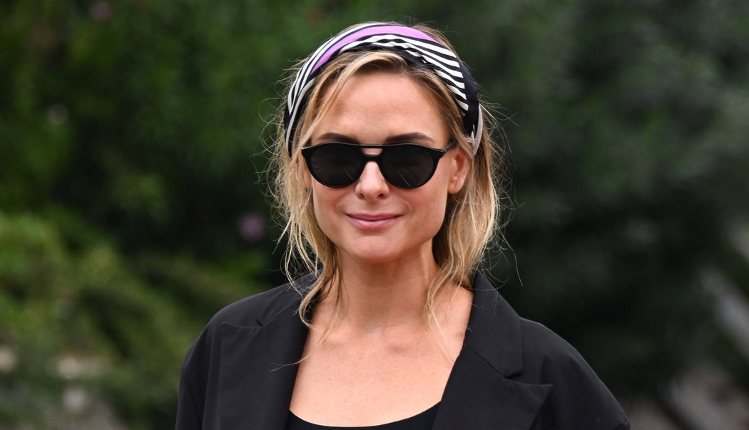 GLUMICA BEZ BLAMA OBULA DVE RAZLIČITE ŠTIKLE: Svi se pitaju kako u ovome hoda na najprestižnijem festivalu (FOTO)