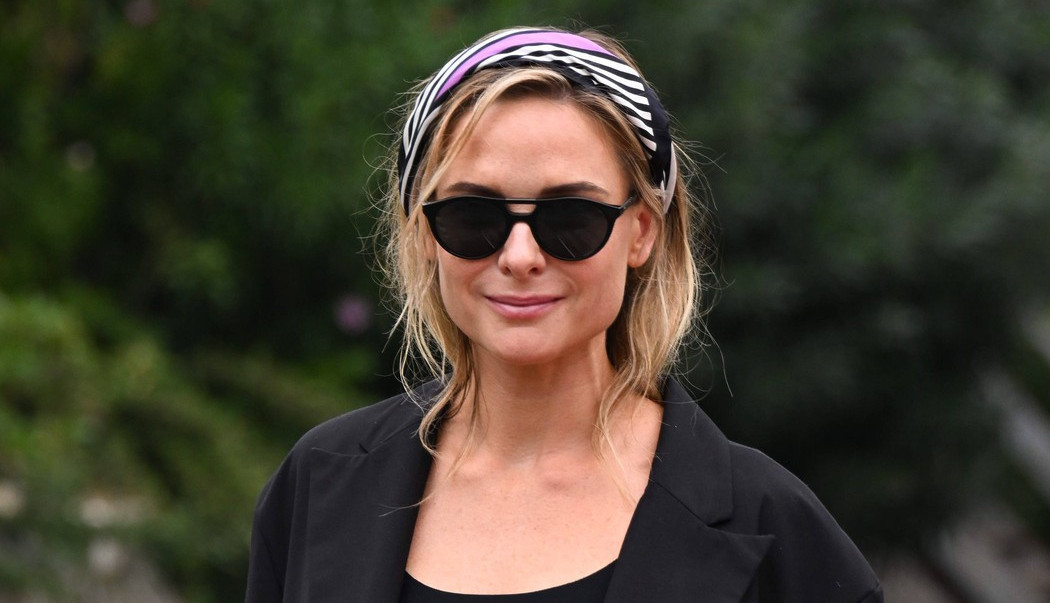 GLUMICA BEZ BLAMA OBULA DVE RAZLIČITE ŠTIKLE: Svi se pitaju kako u ovome hoda na najprestižnijem festivalu (FOTO)