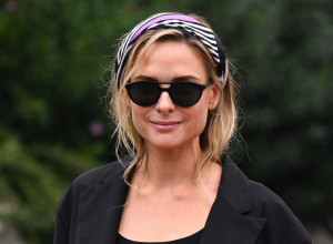 GLUMICA BEZ BLAMA OBULA DVE RAZLIČITE ŠTIKLE: Svi se pitaju kako u ovome hoda na najprestižnijem festivalu (FOTO)