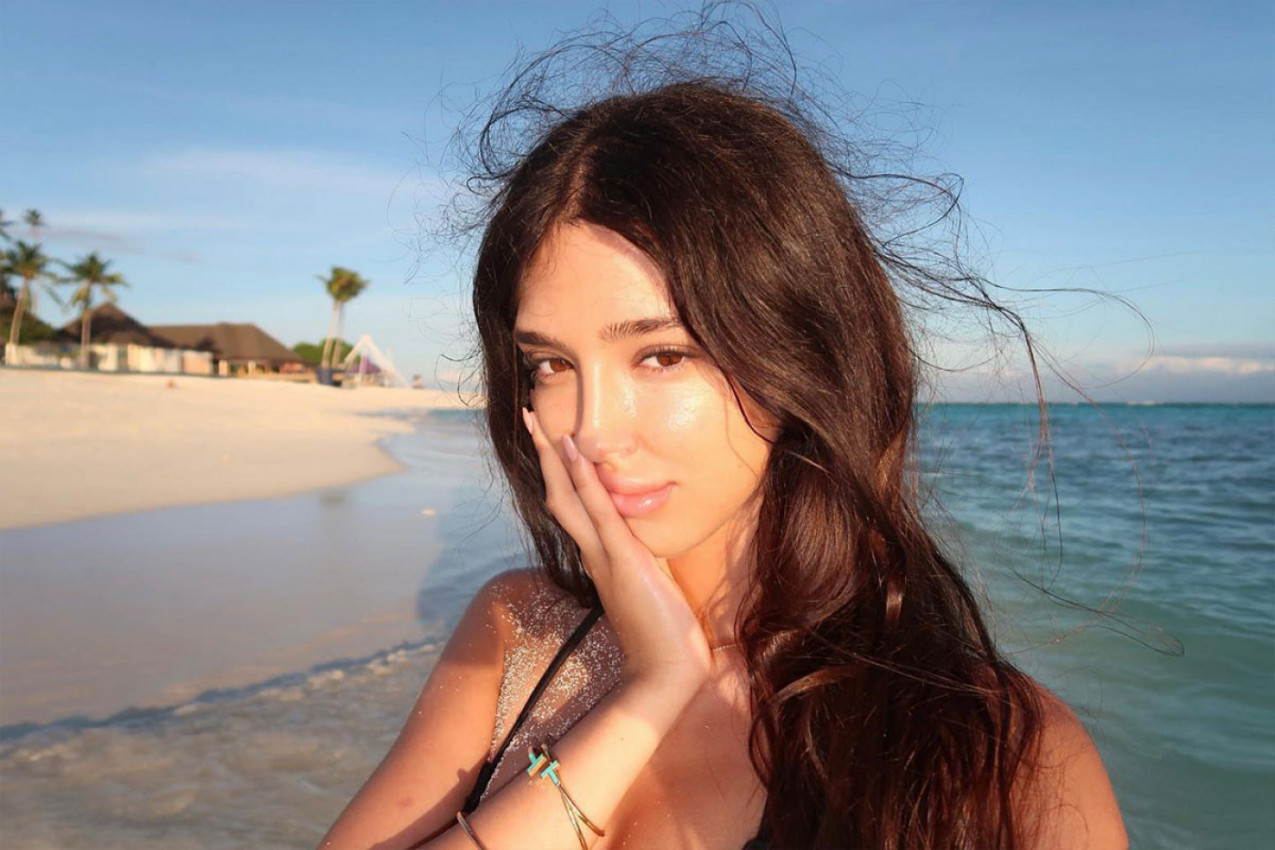 ĆERKA HARISA DŽINOVIĆA JE PRIVUKLA PAŽNJU ATRAKTIVNIM IZGLEDOM: Dekolte na izvol`te i poziranje nasred ulice (FOTO)