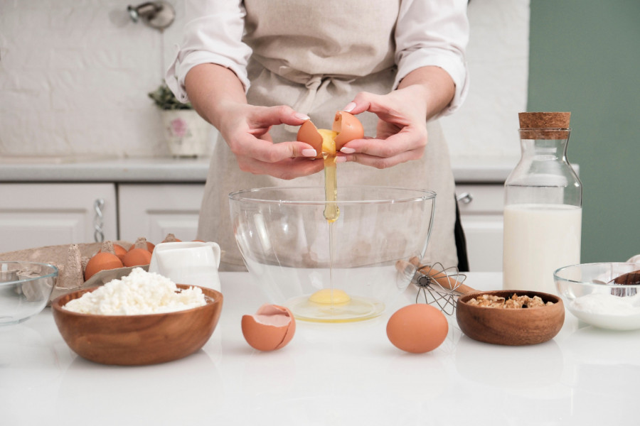 ZAŠTO JE VAŽNO DA LI SU JAJA IZ FRIŽIDERA ILI SOBNE TEMPERATURE: Ovo može biti ključna razlika u izgledu i ukusu kolača!