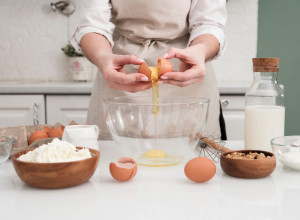 ZAŠTO JE VAŽNO DA LI SU JAJA IZ FRIŽIDERA ILI SOBNE TEMPERATURE: Ovo može biti ključna razlika u izgledu i ukusu kolača!