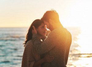 ŽENE NE ŽELE LEPE REČI NA POČETKU VEZE: Ovo je ono što ih zaista osvaja, a retko koji muškarac to radi!