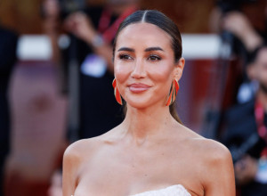 SRPKINJA TAMARA POKORILA VENECIJU: Bela haljina, perlice i zlatni nakit  - ma ona to ume da nosi  (FOTO)